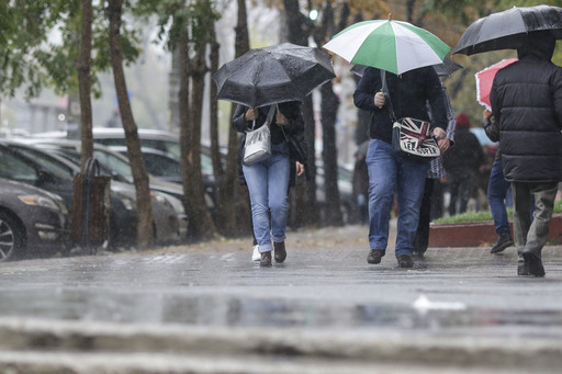 UPDATE - Cod galben de vânt, prelungit până la ora 3.00 în Bucureşti şi şase judeţe. Bilanţ ISU în Bucureşti actualizat - 2 persoane rănite, 128 de copaci doborâţi de vânt, 72 de maşini avariate. Un copac a căzut peste o aripă a spitalului Obregia