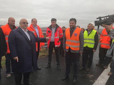 Ministrul Transporturilor, aflat în inspecţie pe autostrada Lugoj – Deva, susţine că în 2018 se vor da în folosinţă ”cel puţin” 150 de kilometri de autostradă