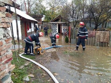 IGSU: Ploile şi vântul au creat probleme în 11 judeţe şi în Capitală, fiind vorba despre copaci smulşi de vânt, maşini avariate şi curţi inundate