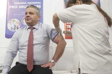 Ministrul Sănătăţii s-a vaccinat antigripal la Forumul Pro-Imunizare: Legea vaccinării nu este despre obligativitate, ci despre copiii noştri. FOTO