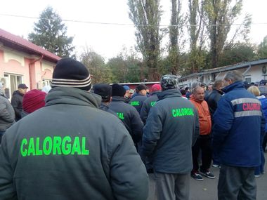 Galaţi: Primarul dă asigurări că până luni se va rezolva problema salariilor restante la societatea de termoficare. Muncitorii sunt decişi să protesteze şi joi