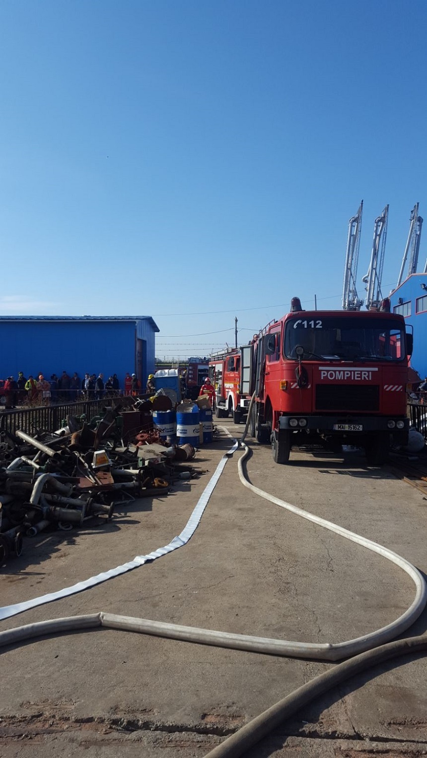 Incendiul izbucnit la remorcherul Agenţiei Române de Salvare a Vieţii Omeneşti pe Mare a fost stins după mai bine de patru ore