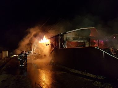 Prahova: Incendiu puternic la un service auto, traficul pe DN 1 la Puchenii Mari fiind complet blocat. FOTO/ VIDEO