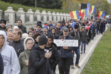 Protest faţă de legea vaccinării - lanţ uman în faţa Palatului Parlamentului. FOTO