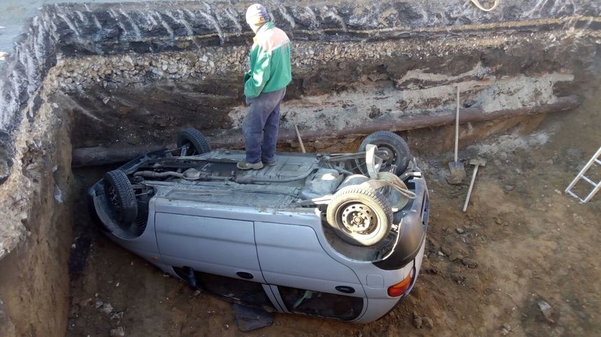 Muncitor care făcea o lucrare într-o groapă în municipiul Constanţa, rănit de o maşină care a căzut peste el. FOTO