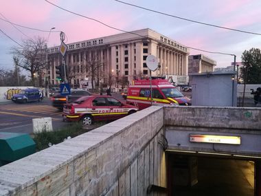 UPDATE - Probleme la metrou, unde un jgheab de scurgere a infiltraţiilor a căzut pe şine. Un tren a rămas blocat în tunel. Circulaţia a fost oprită timp de peste două ore între Izvor-Politehnică-Grozăveşti. Directori Metrorex, demişi. Ce spune ministrul Transporturilor
