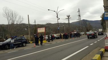 Peste 100 de oi, aduse la un protest organizat de crescătorii de animale pe DN1, la Comarnic