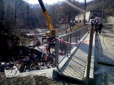 Hunedoara: Muncitorul care a fost surprins parţial de malul de pământ a fost scos decedat