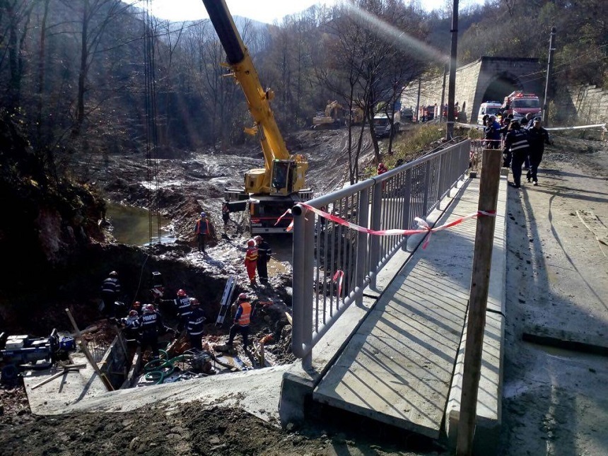 Hunedoara: Muncitorul care a fost surprins parţial de malul de pământ a fost scos decedat