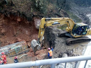 Hundoara: Au fost scoşi şi ceilalţi doi muncitori surprinşi de malul de pământ, la cinci ore de la producerea accidentului