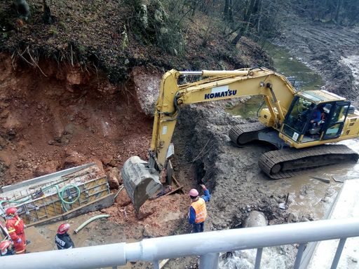 Hundoara: Au fost scoşi şi ceilalţi doi muncitori surprinşi de malul de pământ, la cinci ore de la producerea accidentului