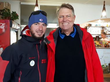 Preşedintele Klaus Iohannis, aflat pe munte la Buşteni, s-a fotografiat cu salvamontiştii