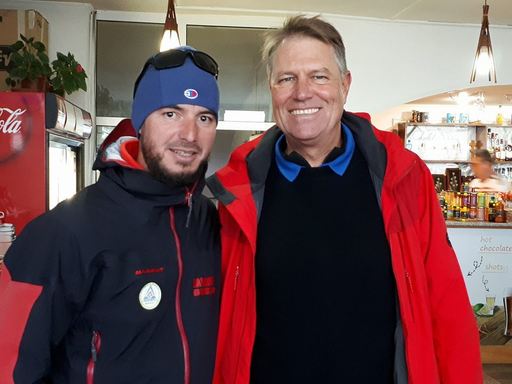 Preşedintele Klaus Iohannis, aflat pe munte la Buşteni, s-a fotografiat cu salvamontiştii