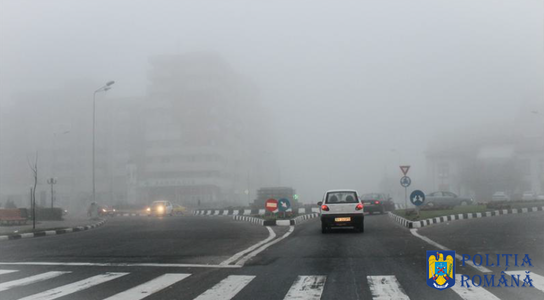 Cod galben de ceaţă în 21 de judeţe, vizibilitatea fiind scăzută. Poliţiştii recomandă prodenţă sporită în trafic