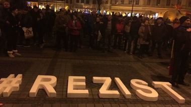 Peste 10.000 de persoane protestează în mai multe oraşe din ţară. Oamenii strigă lozinci împotriva PSD şi au pornit în marş pe străzile oraşelor