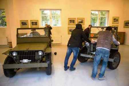 Patru vehicule istorice din colecţia Regelui Mihai, repatriate din Elveţia pentru a fi expuse la castelul Săvârşin - FOTO