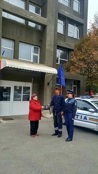 Un craiovean a găsit o geantă în care erau aproape 3.500 de lei şi a predat-o la Poliţie. Banii aparţineau unei femei de 60 de ani