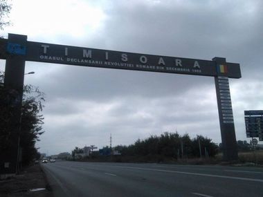 Cealaltă poartă de la intrarea în Timişoara, similară celei care a căzut la furtuna din septembrie şi a ucis un om, va fi demolată din cauza pericolului de prăbuşire