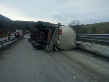 UPDATE - Braşov: Cisternă cu sodă caustică lichidă, răsturnată pe DN 1. Traficul este blocat
