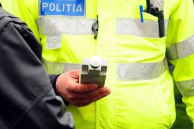 Constanţa: Femeie sancţionată de poliţişti după ce şi-a lăsat copiii nesupravegheaţi în maşină în parcarea unui supermarket, iar aceştia au pornit motorul

