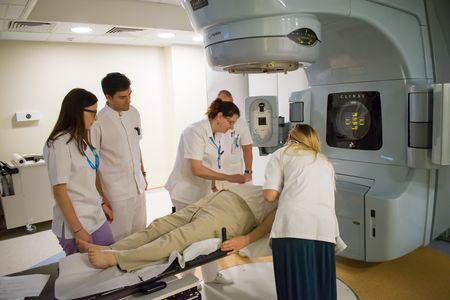 Ministrul Sănătăţii a semnat contractele de achiziţie a echipamentelor de radioterapie pentru cinci spitale