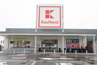 UPDATE - Kaufland România anunţă că suportă transferul contribuţiilor sociale. Salariul net creşte în medie cu 1,5% de la 1 ianuarie. Reacţia premierului Tudose