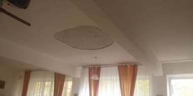 UPDATE - Alexandria: Trei copii au fost răniţi după ce o bucată de tencuială s-a desprins de pe tavanul unei săli de curs
