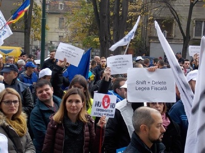 Sute de sindicalişti protestează la Timişoara faţă de modificările fiscale adoptate de Guvern. FOTO

