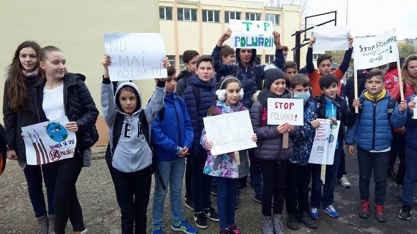 Zeci de elevi au unei şcoli din Ploieşti au organziat un protest pentru a atrage atenţia asupra poluării