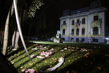 UPDATE  - Peste 1.000 de persoane au protestat la sediul PSD: "Cuib de hoţi şi de mafioţi", "PSD - Ciuma roşie! Un bărbat a fost amendat; alte două persoane, ridicate de jandarmi. VIDEO. FOTO
