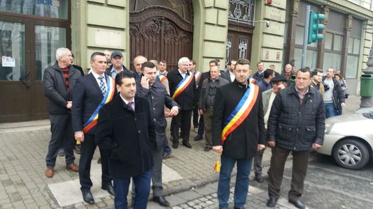 Arad: Zeci de primari şi viceprimari au participat la un protest faţă de prevederile Codului Fiscal şi cer Guvernului sume compensatorii. FOTO