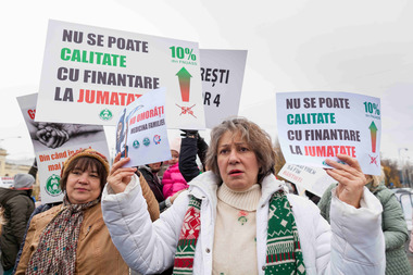 Câteva sute de medici de familie protestează în Piaţa Victoriei faţă de subfinanţarea asistenţei medicale 