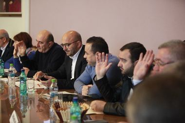 Regulament de convieţuire socială - buzoienii nu au voie să mănânce seminţe pe stradă, să usuce rufele pe balcon, la vedere, şi să bată covoare în faţa blocului