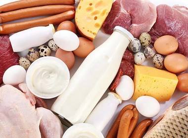 Crescătorii de vaci, oi şi porci spun că marile lanţuri de magazine au scumpit carnea, deşi la fermă preţurile au scăzut cu până la 30%