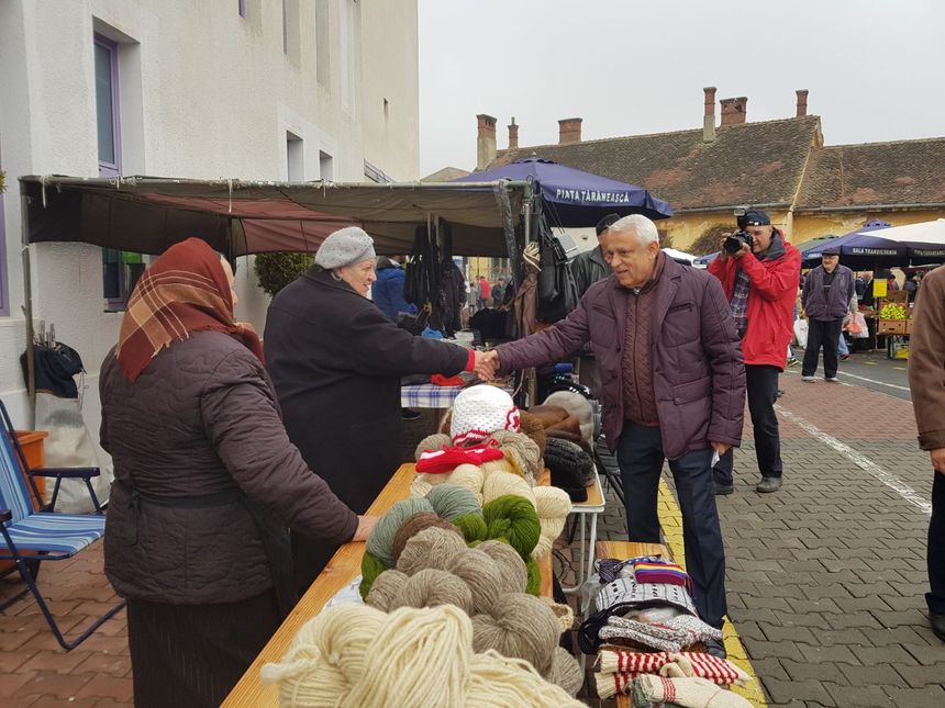 Ministrul Daea, la Sibiu pentru lansarea campaniei "Alege oaia", şi-a cumpărat de la piaţă o vestă şi şosete de lână. FOTO/VIDEO