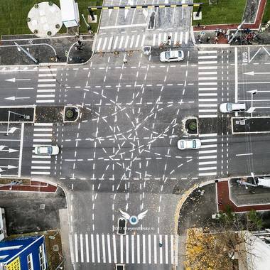 Primarul Timişoarei nu exclude desfiinţarea marcajelor din intersecţia devenită celebră; el a făcut şi un sondaj pe Facebook