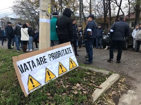 Protest pe drumul european Iaşi-Roman, pentru amplasarea unor pasarele pietonale într-o zonă în care au loc accidente rutiere