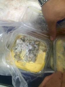 Carne expirată de trei ani, brânză, lapte, mezeluri şi dulciuri cu termene de valabilitate depăşite de luni întregi, confiscate de la un magazin din Capitală 