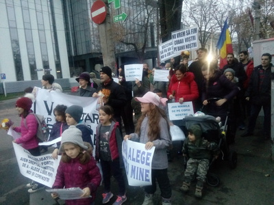 Galaţi: Marş de protest faţă de proiectul de lege privind vaccinarea obligatorie la care au participat peste o sută de persoane. FOTO