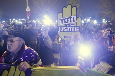UPDATE - Peste 20.000 de oameni au protestat în Bucureşti. Ei au mers în marş de la Piaţa Victoriei până la Palatul Parlamentului. La intrarea în Camera Deputaţilor, manifestanţii au aprins luminile telefoanelor şi au scandat ”DNA, să vină să vă ia”. FOTO