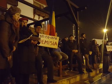 Mii de oameni protestează în mai multe oraşe din ţară. Unii au pornit în marş prin localităţi, scandând lozinci antiguvernamentale. FOTO/ VIDEO