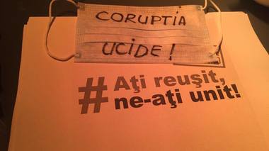 La Sibiu numărul protestatarilor a depăşit trei mii; oamenii mărşăluiesc prin oraş