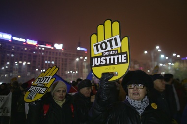 Cei aproximativ 10.000 de oameni care s-au adunat în Piaţa Victoriei au plecat în marş spre Parlament. Îmbrânceli între protestatari şi jandarmi