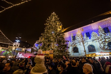 Petreceri româneşti, parade militare şi produse tradiţionale, în oferta operatorilor turistici din Prahova, Braşov şi Sibiu, în minivacanţa de 1 Decembrie