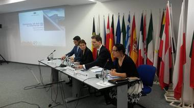 Opinia românilor, la 10 ani de la aderarea la UE: Angajarea în state membre şi scăderea puterii de cumpărare, între principalele avantaje şi dezavantaje