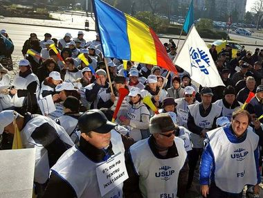 Peste 150 de sindicalişti din învăţământ pichetează Prefectura Iaşi, cerând plata restanţelor salariale câştigate în instanţă