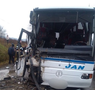 UPDATE - Maramureş: Accident între un autobuz şi un TIR, fiind activat Planul Roşu de intervenţie. IGSU: 17 persoane transportate la spital, două fiind în stare mai gravă