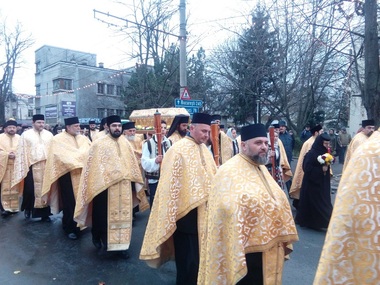 Galaţi: Sute de persoane la manifestările religioase prilejuite de aducerea moaştelor Sfântului Cuvios Grigorie Decapolitul la Catedrala Arhiepiscopală. FOTO
