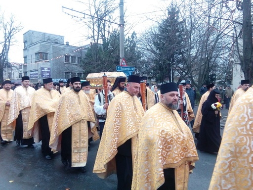 Galaţi: Sute de persoane la manifestările religioase prilejuite de aducerea moaştelor Sfântului Cuvios Grigorie Decapolitul la Catedrala Arhiepiscopală. FOTO