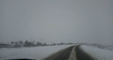 Circulaţie deviată pe Centura Bucureşti din cauza acumulărilor de apă. DN 13 A, blocat în Mureş din cauza unui stâlp doborât